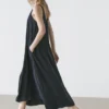 Vestido fluido acampanado con tirantes Vestido fluido acampanado con tirantes