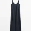 Vestido fluido acampanado con tirantes Vestido fluido acampanado con tirantes