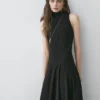 Vestido midi con cuello halter y detalle de lazo Vestido midi con cuello halter y detalle de lazo