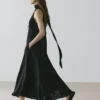 Vestido midi con cuello halter y detalle de lazo Vestido midi con cuello halter y detalle de lazo