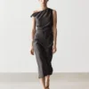 Vestido midi con detalle plisado en los hombros Vestido midi con detalle plisado en los hombros