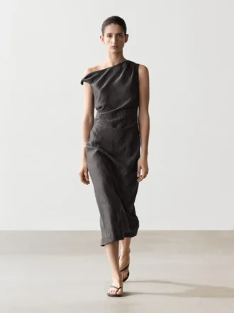 Vestido midi con detalle plisado en los hombros