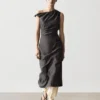 Vestido midi con detalle plisado en los hombros Vestido midi con detalle plisado en los hombros