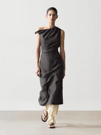 Vestido midi con detalle plisado en los hombros