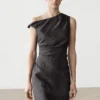 Vestido midi con detalle plisado en los hombros Vestido midi con detalle plisado en los hombros