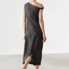 Vestido midi con detalle plisado en los hombros Vestido midi con detalle plisado en los hombros