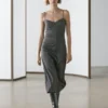 Vestido midi con tirantes Vestido midi con tirantes