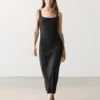 Vestido midi de lino con tirantes Vestido midi de lino con tirantes