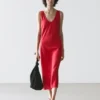 Vestido midi de lino con tirantes Vestido midi de lino con tirantes