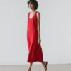 Vestido midi de lino con tirantes Vestido midi de lino con tirantes
