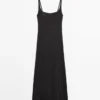 Vestido midi de lino con tirantes Vestido midi de lino con tirantes