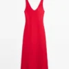 Vestido midi de lino con tirantes Vestido midi de lino con tirantes