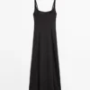 Vestido midi de lino con tirantes Vestido midi de lino con tirantes