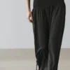 Vestido midi de punto con detalle en contraste Vestido midi de punto con detalle en contraste