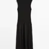 Vestido midi de punto con detalle en contraste Vestido midi de punto con detalle en contraste
