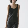 Vestido midi fluido con cuello redondo Vestido midi fluido con cuello redondo