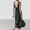 Vestido midi fluido con cuello redondo Vestido midi fluido con cuello redondo