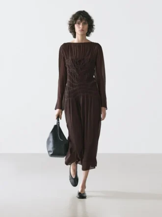 Vestido midi fluido con detalle fruncido