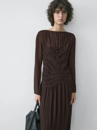 Vestido midi fluido con detalle fruncido