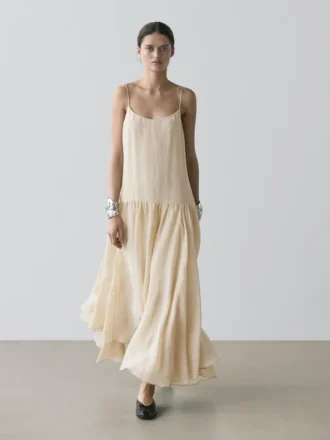 Vestido midi fluido con detalle plisado