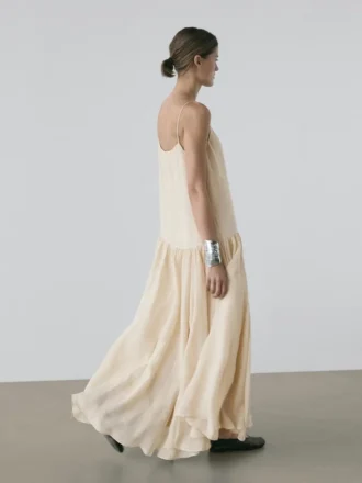 Vestido midi fluido con detalle plisado
