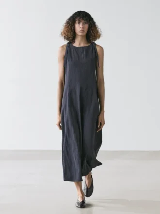 Vestido midi fluido con hebillas
