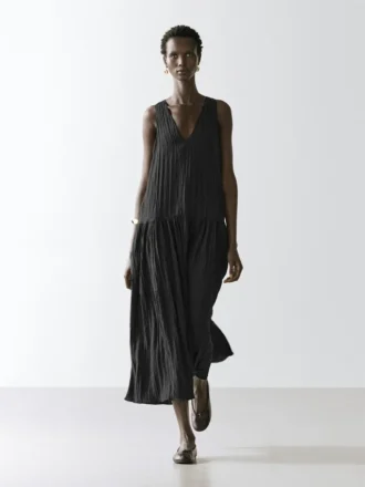 Vestido midi plisado y fluido