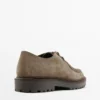 Zapatos de ante con puntera moc y abertura Zapatos de ante con puntera moc y abertura